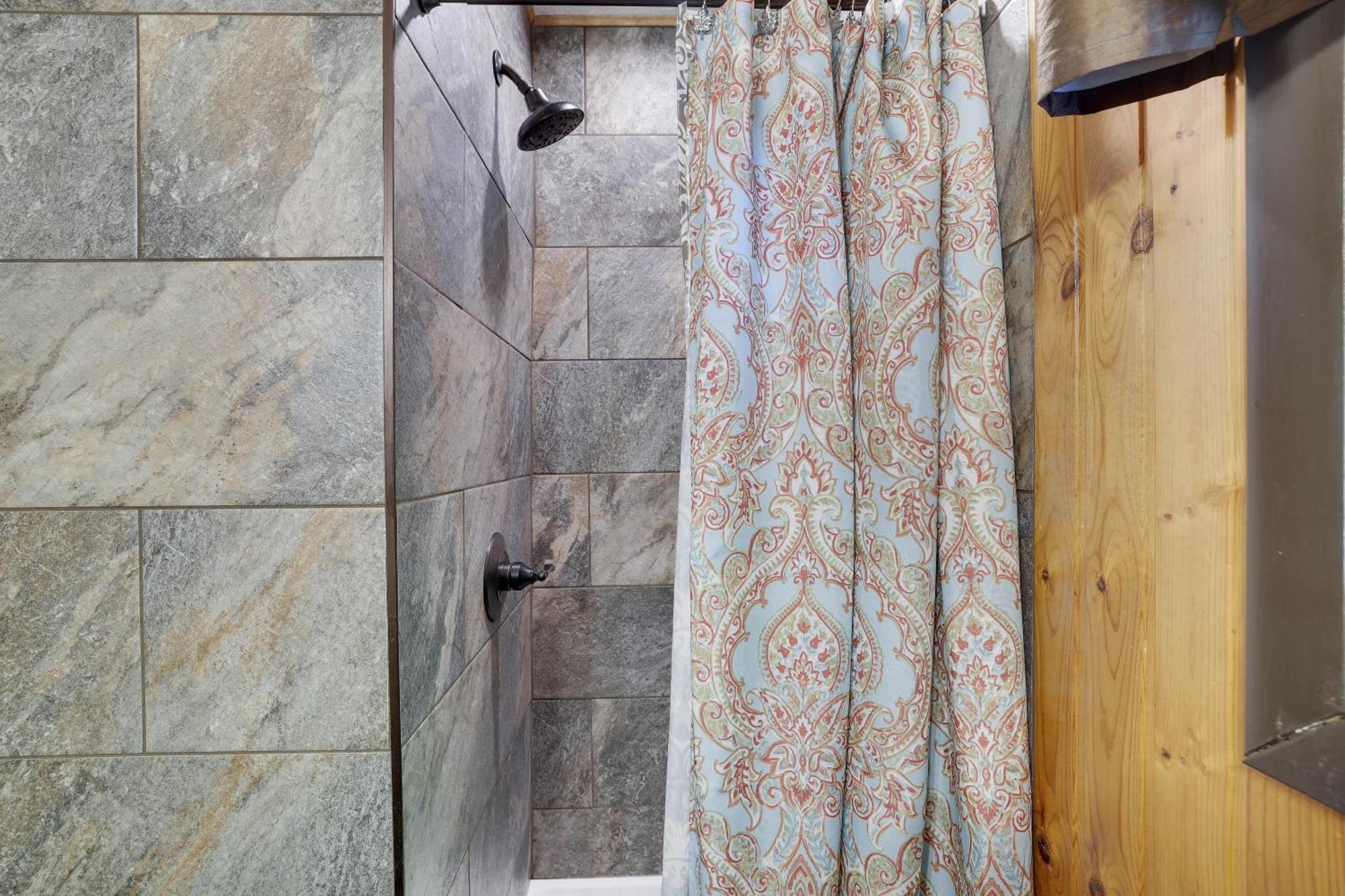 Chalet Renovated Near Casino, Camelback , Kalahari 4Bdrms Firepit Hot Tub Game Room Tobyhanna Bagian luar foto