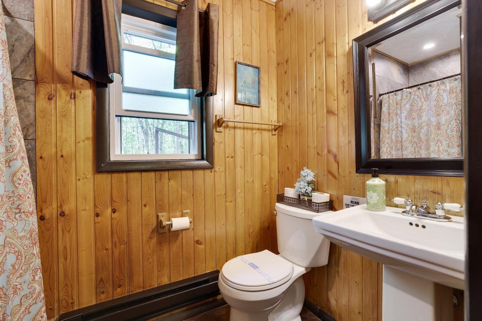 Chalet Renovated Near Casino, Camelback , Kalahari 4Bdrms Firepit Hot Tub Game Room Tobyhanna Bagian luar foto