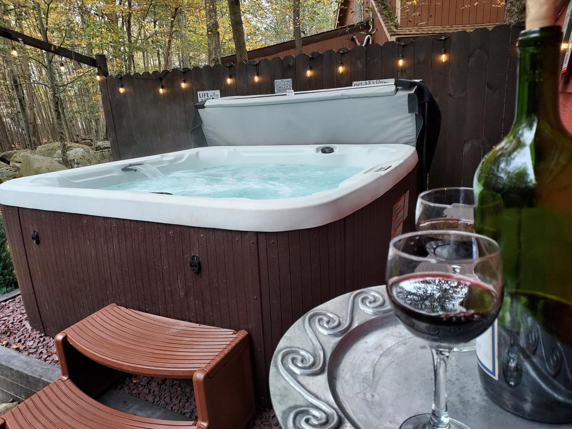 Chalet Renovated Near Casino, Camelback , Kalahari 4Bdrms Firepit Hot Tub Game Room Tobyhanna Bagian luar foto